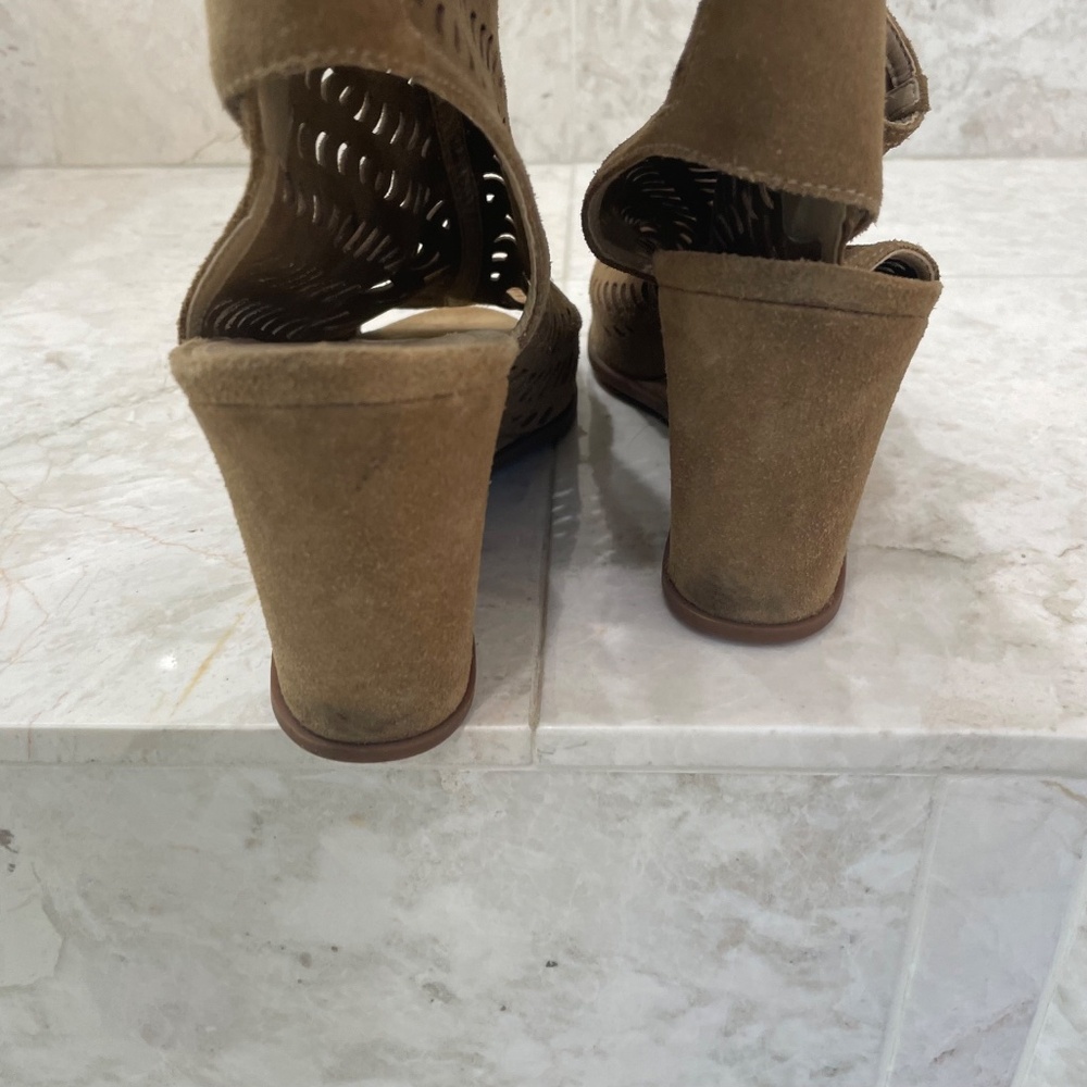 VIA SPIGA {10} Tan Wedge Shoes Peep Toe Laser Cut-out Design - Picture 5 of 14